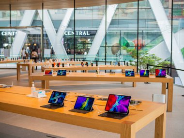 Bangkok, Tayland - 29 Ekim 2020: Apple ürünleri Apple World mağazasında denenmek üzere yerleştirilmektedir. Apple ürünleri yeni iPad Air ve iPad Pro 'yu içeriyor.