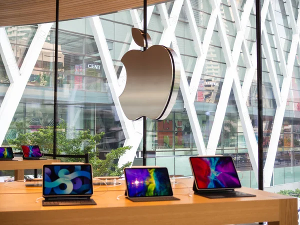 Bangkok, Tayland - 28 Ekim 2020: Büyük gümüş Apple logosu ayna cam pencerenin ortasına monte edilmiştir. Apple Central World, Tayland 'ın en büyük Apple mağazasıdır..