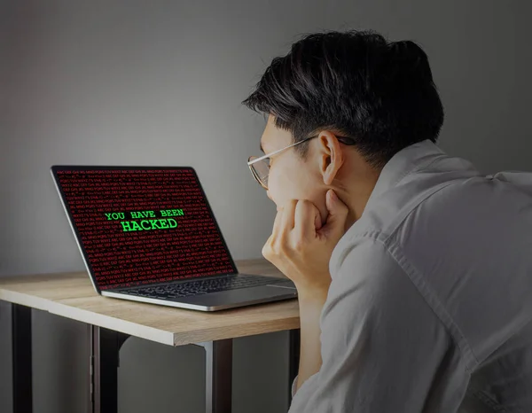 Bent Gehackt Computer Laptop Scherm Kijken Door Aziatische Man — Stockfoto