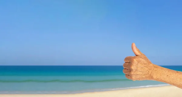 Великий Палець Вгору Жест Старшій Руці Пляжі — стокове фото