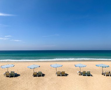 Plaj yatakları bomboş.