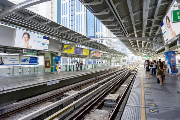 People are waiting for BTS sky trai — Stock Photo, Image