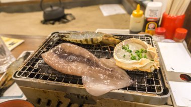 Deniz ürünleri ızgara - kalamar, Yengeç döken ve karides Barbekü kavurma üzerinde