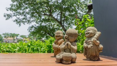 Mutlu bir çocukluk rahipler rakamlar ahşap zemin, ağaçlar ve bitkiler içinde belgili tanımlık geçmiş