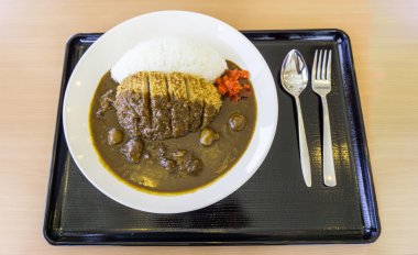 Japon derin yağda kızartılmış Domuz pirzola köri pirinç bir gıda tepsi