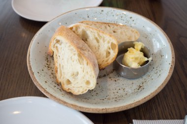 Baget ekmek küçük tereyağı yay ile