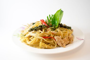 Beyaz arka plan üzerinde izole tavuk spagetti veya Tay Pad Kee Mao baharatlı karıştırın kızarmış