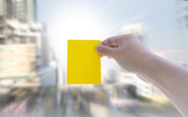 Yapışkan Not yeşil, bulanık urba ile tutan adam el yazısı