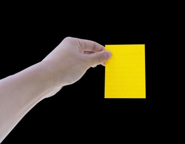 Holding adam yandan yeşil yapışkan not; kırpma yolu ile siyah arka plan üzerine izole