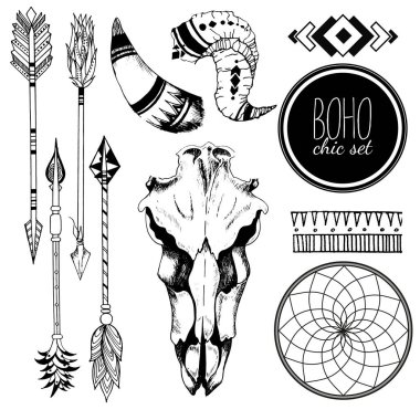 Vektör Boho şık keçi kafatası seti, kabile okları, boynuz, boynuz, düş kapanı ve geleneksel bohem geometrisi. Beyaz arkaplanda izole.