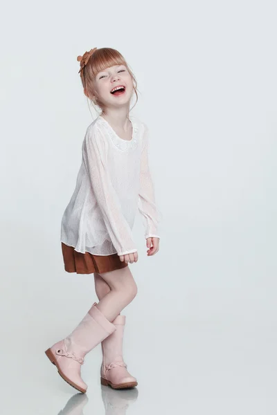 Sorrindo menina posando — Fotografia de Stock
