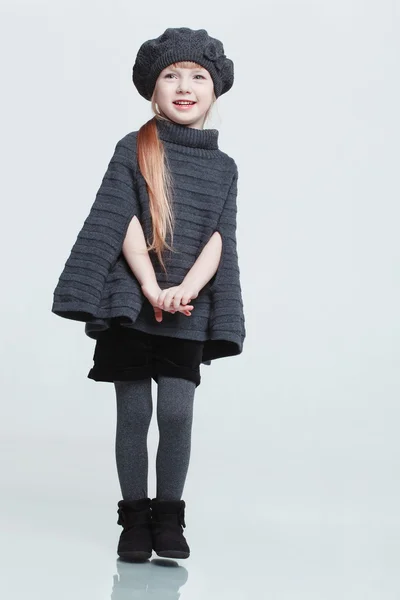 sevimli küçük kız poz