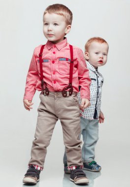 sevimli küçük erkek poz