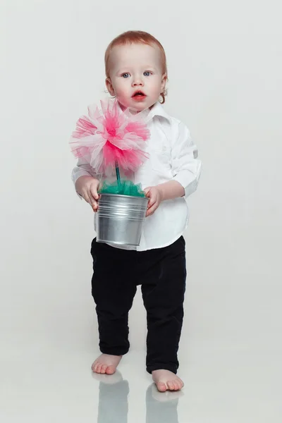 Menino segurando brinquedo — Fotografia de Stock