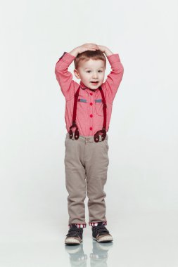 çocuk ile poz ellerinizi başınızın koyun