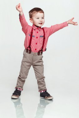 sevimli çocuk uzanmış kollarıyla