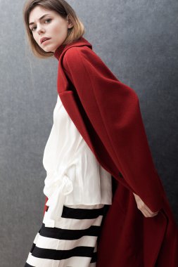 kat poz içinde güzel kadın