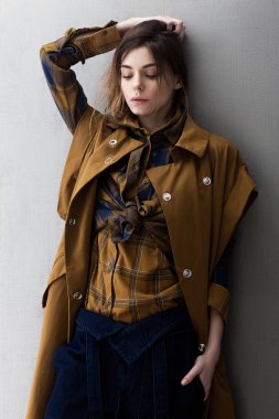 güzel bir kadın kılığında