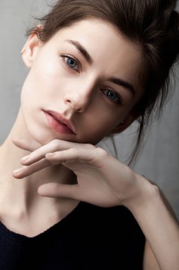 genç bir kadın kılığında