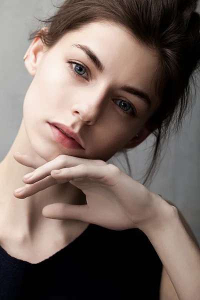 genç bir kadın kılığında