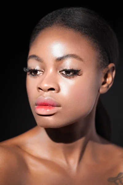 Retrato de joven hermosa mujer negra — Foto de Stock