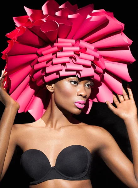 Портрет краси крупним планом чорношкірої молодої дівчини в рожевому капелюсі і чорних бушерів . — стокове фото