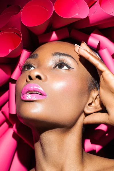 pembe şapka. Güzellik portre portre siyah genç kız.