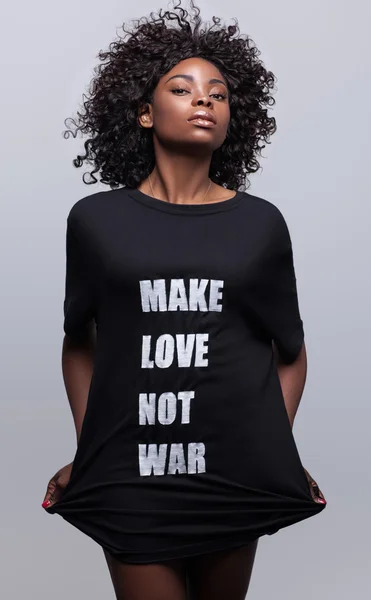 siyah bir gömlek içinde duran güzel siyah kadın.