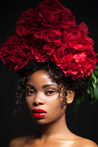 Красивий портрет молодої красивої дівчини з червоними квітами на голові . — стокове фото