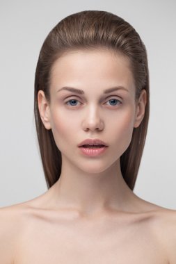 Güzel bir genç kadın doğal güzellik portresi.