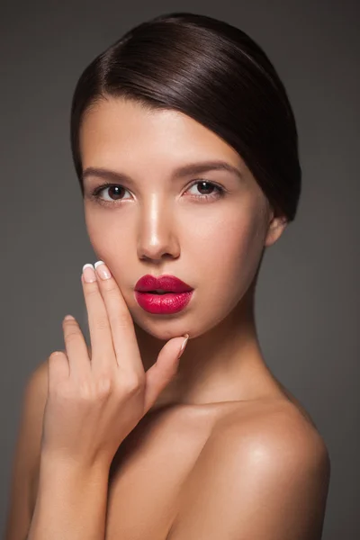Natural beauty portrait closeup of a young brunette model. — Stock Photo, Image