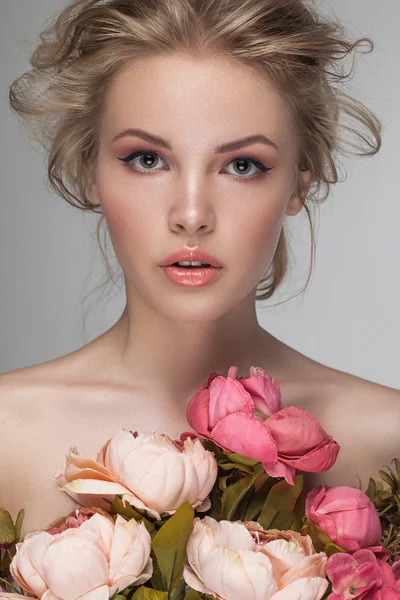 Close-up van het portret van een jonge mooie blonde vrouw poseren in studio. — Stockfoto