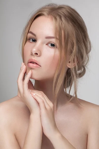 Természetes, friss tiszta szépség portré Vértes egy fiatal és vonzó modell nő pózol látszó-on fényképezőgép stúdió. — Stock Fotó