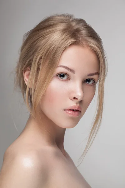 Natural fresh pure beauty portrait closeup of a young attractive model woman posing in studio looking at camera. — Stock Photo, Image