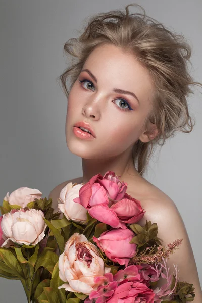 Close-up van het portret van een jonge mooie blonde vrouw poseren in studio. — Stockfoto