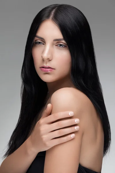 Sensual woman with black shiny hair and green eyes. — Stock Photo, Image