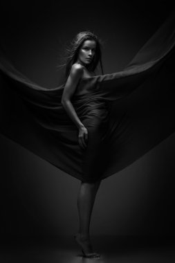 Kırmızı bir bez çıplak duran güzel seksi beyaz kadın.