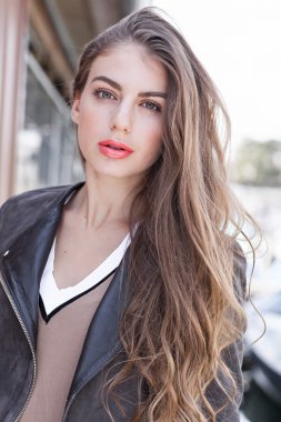 Güzel kadın kamera, uzun düz saç ve çıplak makyaj arıyorum.