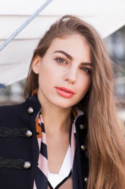 Açık havada poz güzel genç model yüz.