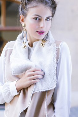 Güzel çekici ve şık bir kız poz.