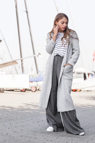 Şık moda modern bir görünüm ayakta poz güzel çekici seksi kız.