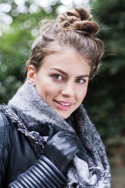 Gülümseyen güzel güzel kız