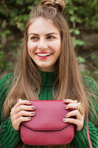 Chica sonriendo tomando una bolsa roja . —  Fotos de Stock