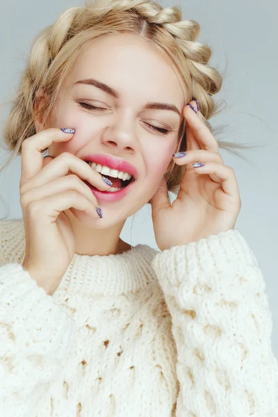 Schöne glückliche junge hübsche Frau mit täglichem nacktem natürlichen Make-up — Stockfoto