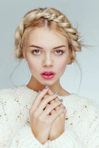 Güzel mutlu genç güzel kadın ile günlük çıplak doğal makyaj