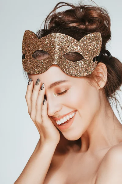 Stüdyo kedi maskesi başında güzel çekici mutlu genç esmer model poz