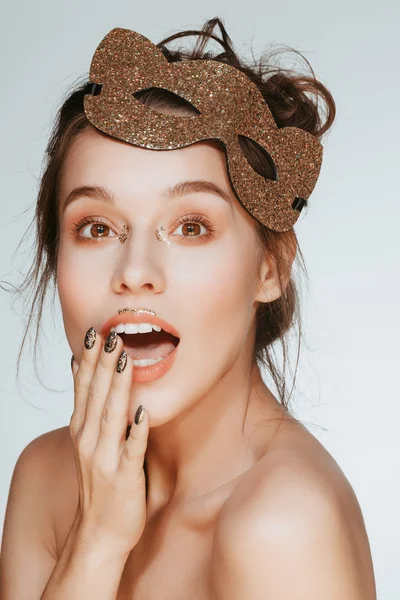 Stüdyo kedi maskesi başında güzel çekici mutlu genç esmer model poz