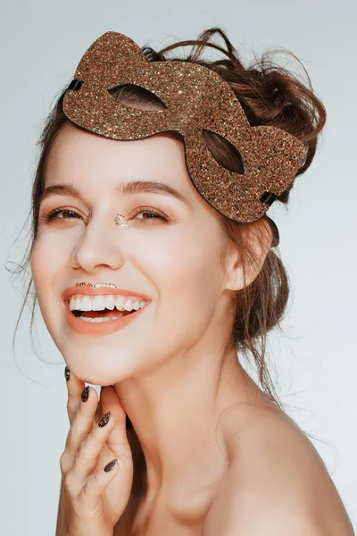 Stüdyo kedi maskesi başında güzel çekici mutlu genç esmer model poz