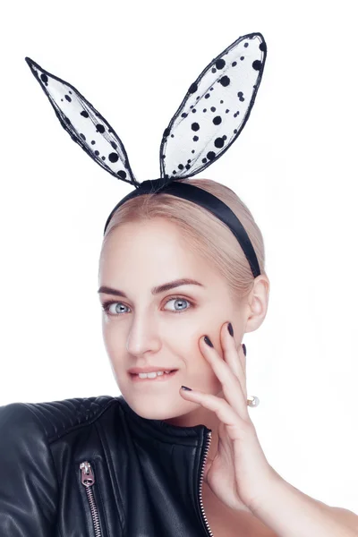 Mooie aantrekkelijke jonge model met blonde haren en zwarte bunny oren. — Stockfoto