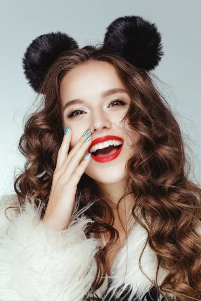 Minnie Mouse kulakları ile poz kahverengi çikolata parlak saçlı güzel kız.